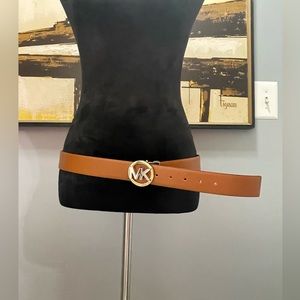 Michael kors reversible size L belt that can be reversed to be brown or black!